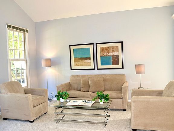 4th image of 1136 Williamsburg Cir