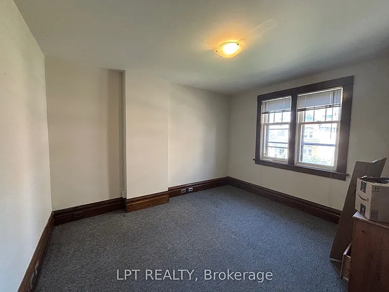 322 Waverley St W — Photo 12