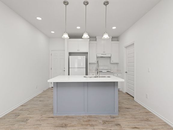 4th image of 2712 Rosa Dr