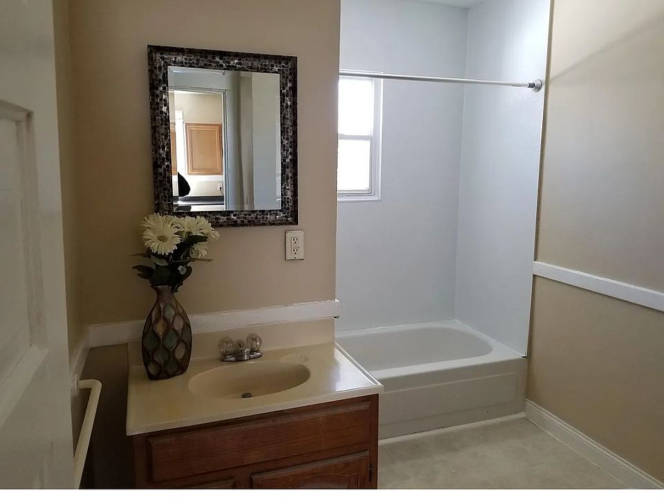 1st image of 1650 Elizabeth Ave NW