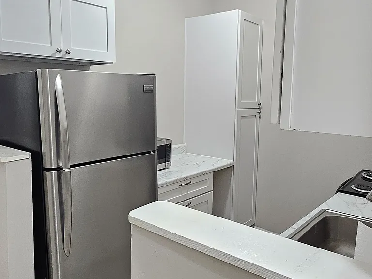 1733 N Fulton Ave — Photo 8