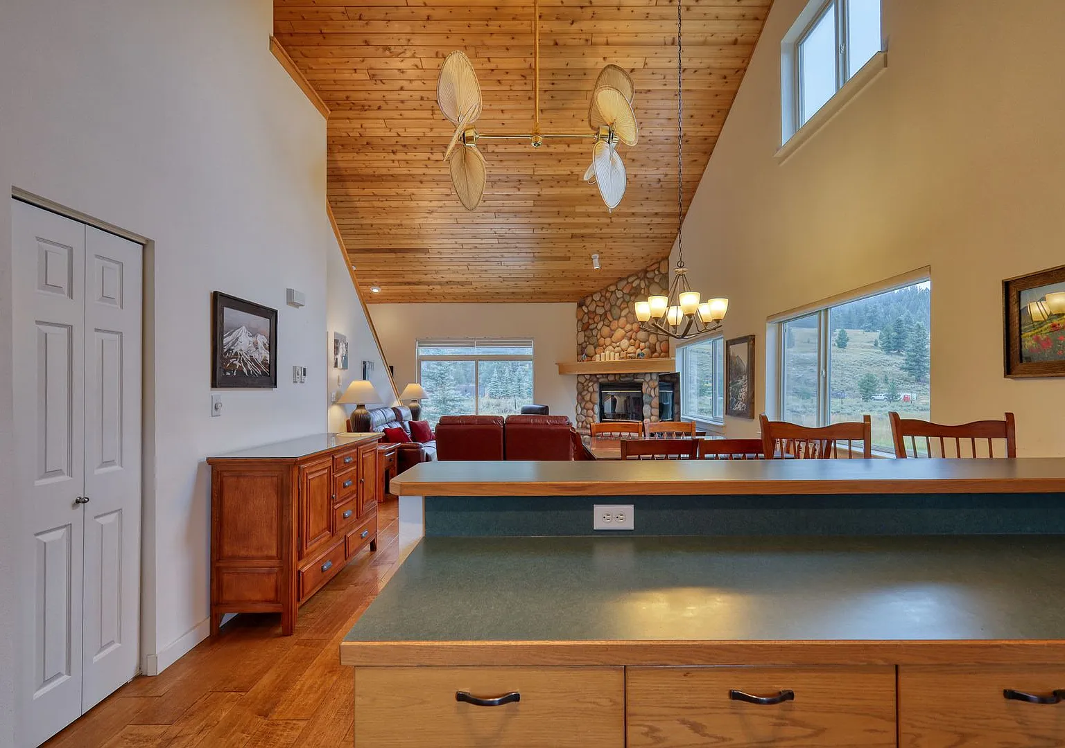 Immaculate 3 Bed, 3 Bath Furnished Condo in Prime Big Sky Location — Photo 4