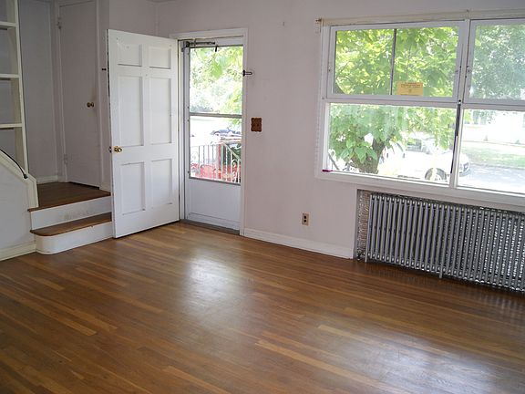 Living room w/ Hardwood Floors
