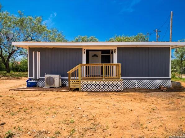 173 County Road 1500, Moore, TX 78057