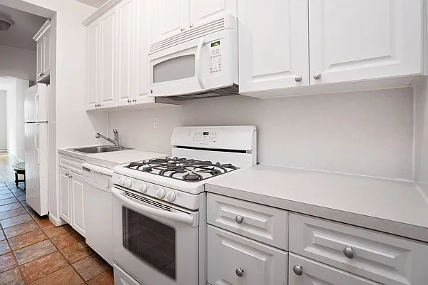 Rented by Waldstar Real Estate LLC | media 41