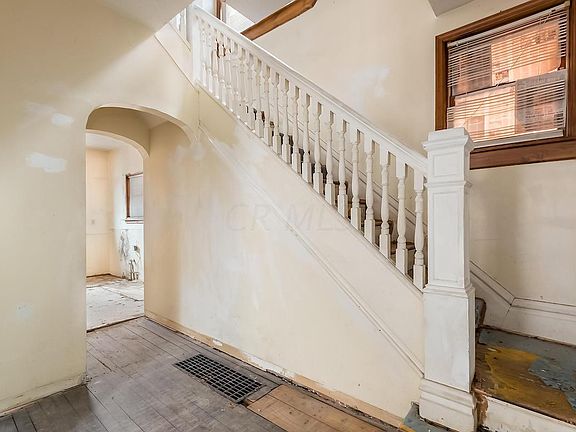 5th image of 381 Stoddart Ave