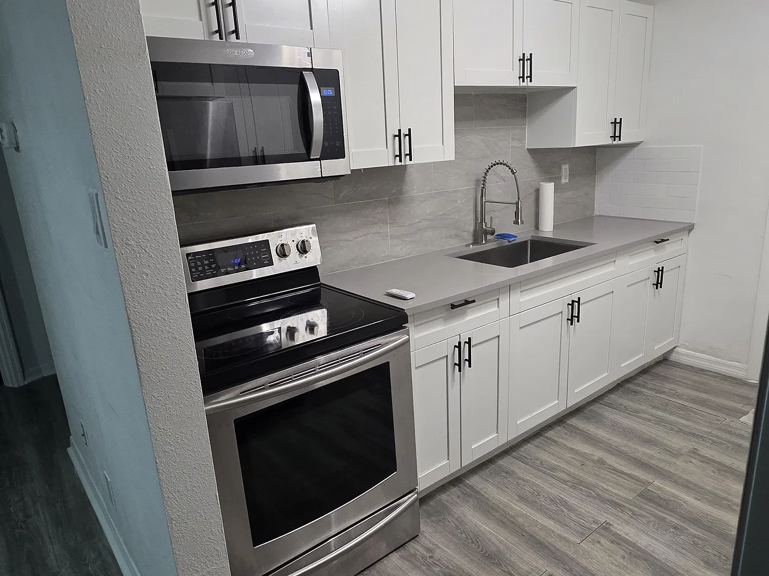 3 bed, 1000 sqft, $2,200 — Photo 2