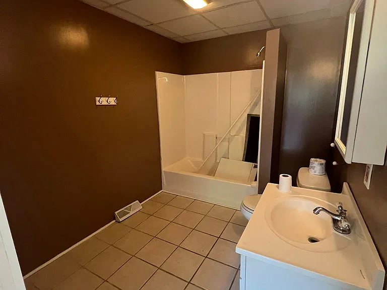225 W 2nd St #3 — Photo 6