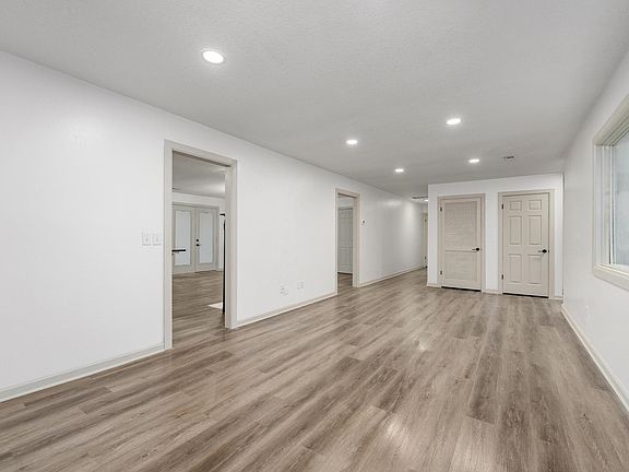 5th image of 218 W Aaron Dr