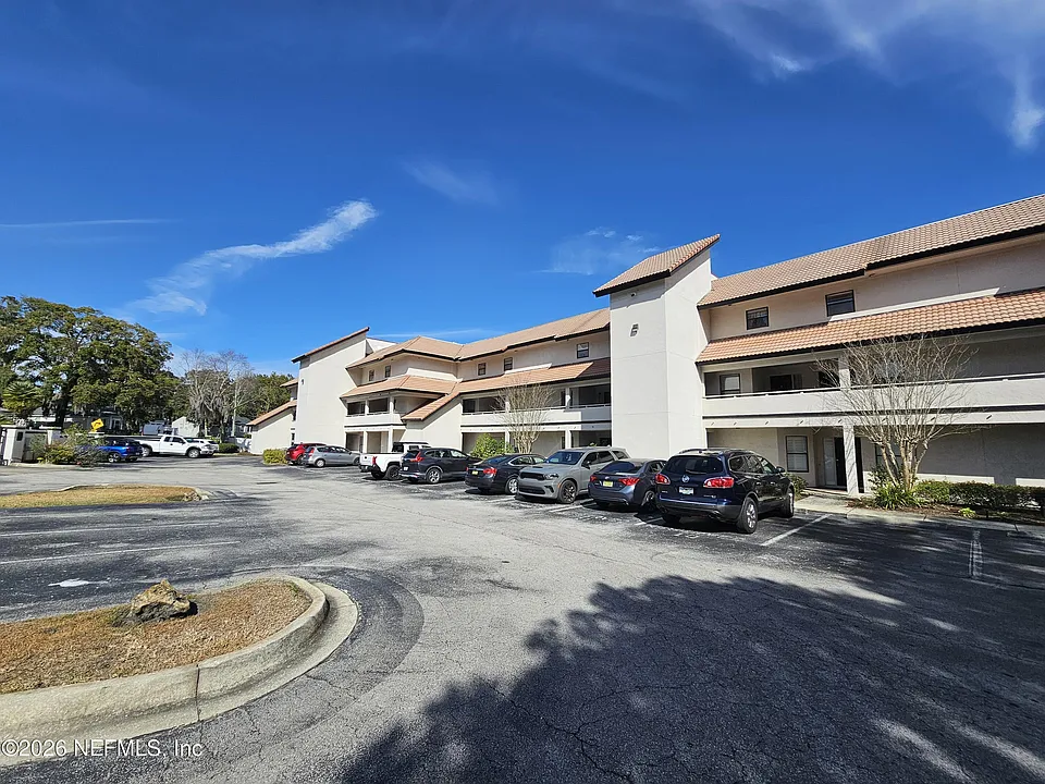 1307 River Hills Cir E #16