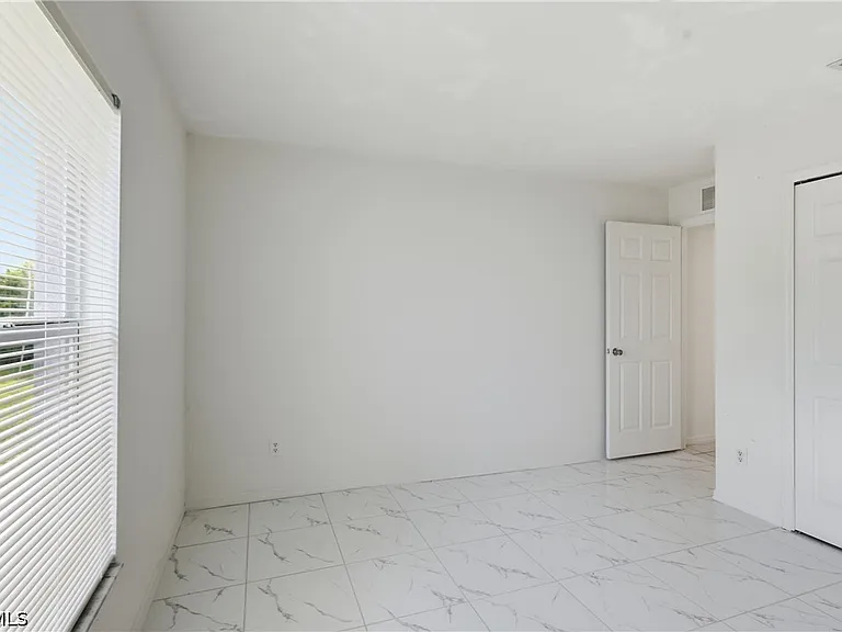 1403 Curtis Ave S — Photo 20