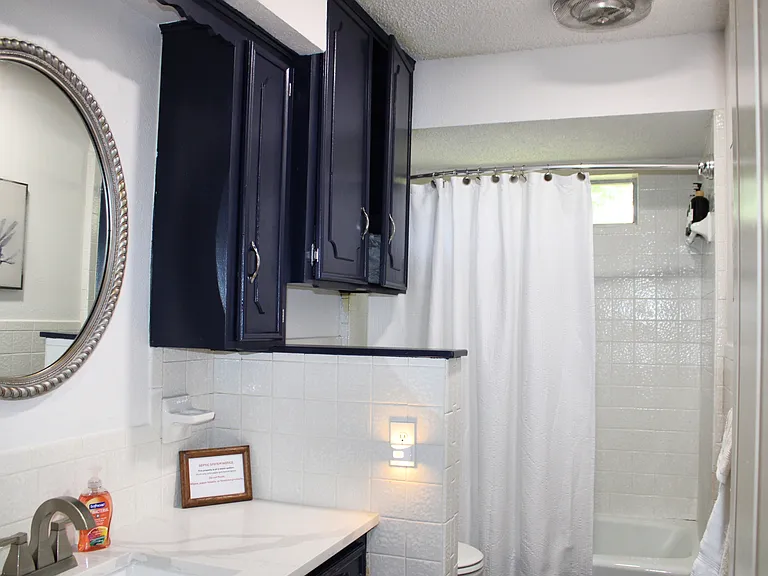 Bathroom 2 with Tub/Shower combo and granite countertop
