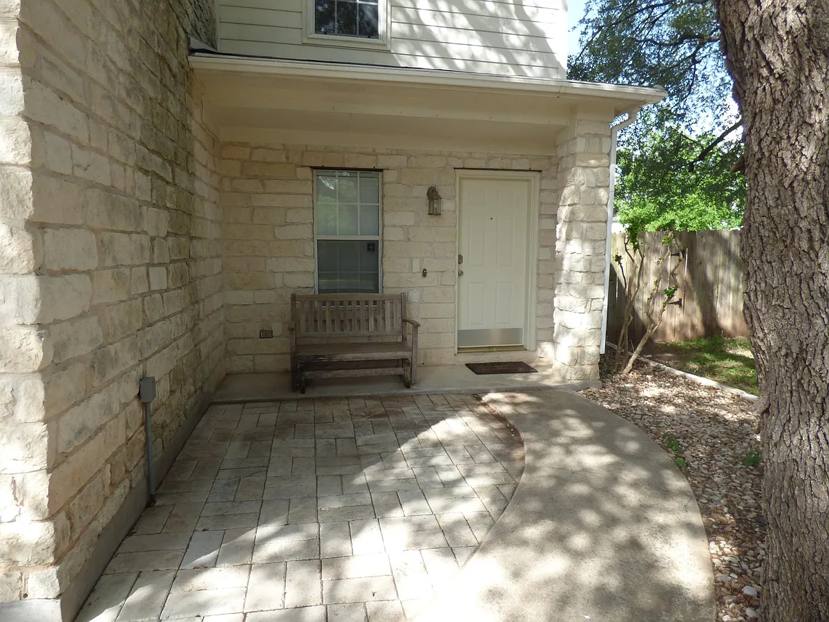 Building Photo - 1606 Highland Ct