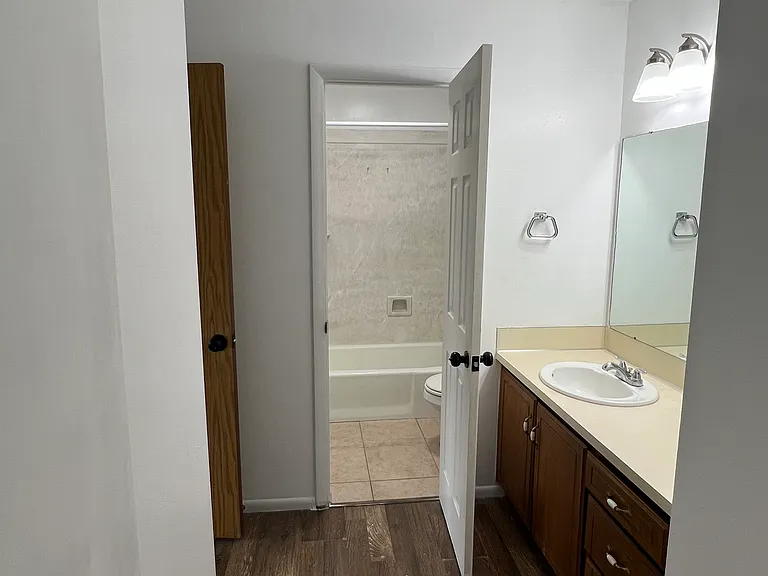 670 N 400 W — Photo 16