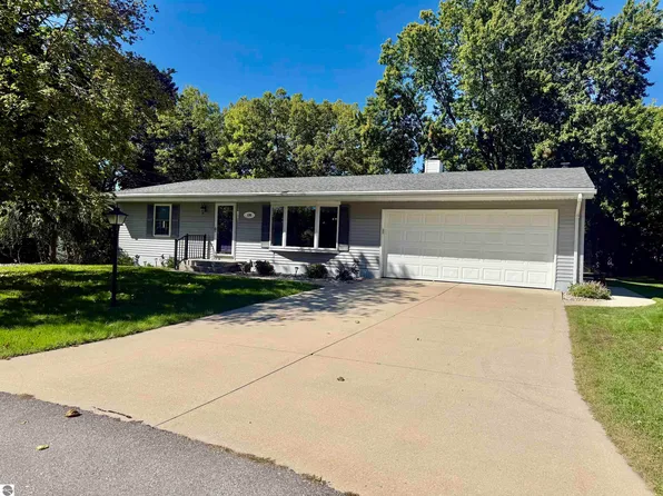 135 Fox Pl, Saint Louis, MI 48880