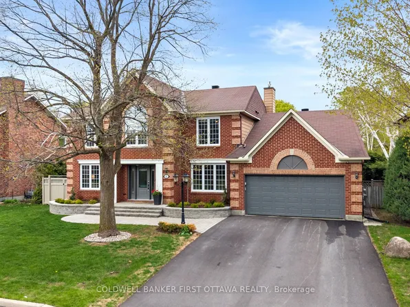 42 Hampel Cres, Ottawa, ON K2S 1E4