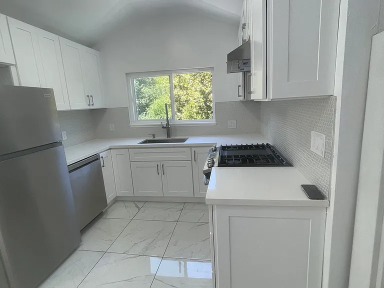 10 Alta Vista Dr #HOUSE UPPER LEVEL — Photo 6