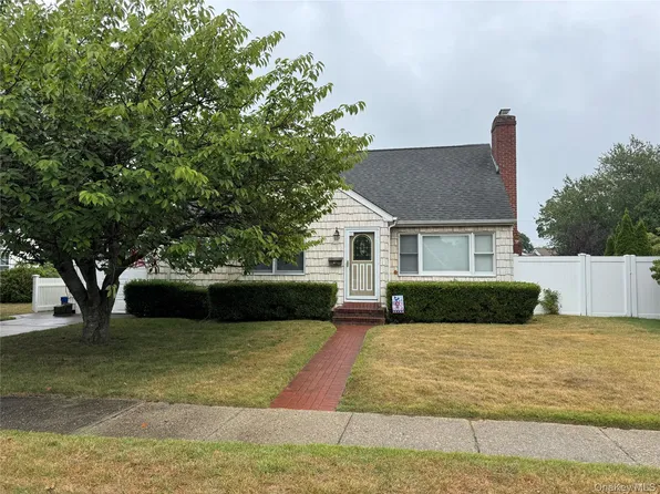 43 Hitherdell Lane, North Babylon, NY 11703