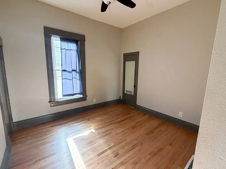 913 W Montgomery St — Photo 8