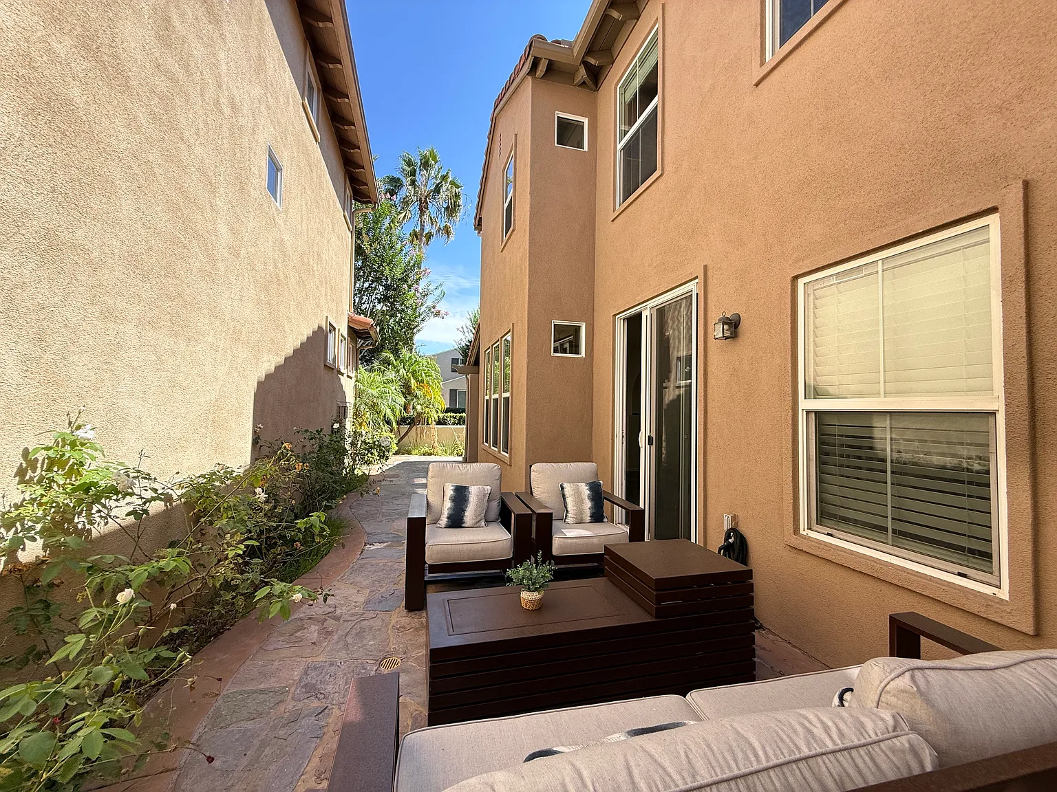 3 bed, 1584 sqft, $4,100 — Photo 3