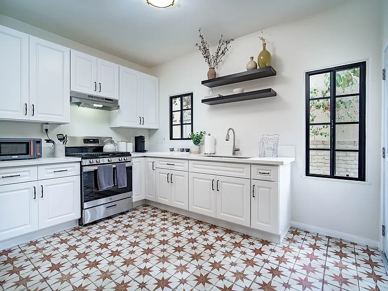 2270 N Beachwood Dr #8 — Photo 6