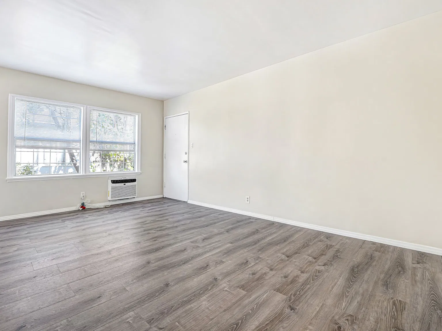 7302 Vista Del Monte Ave — Photo 2