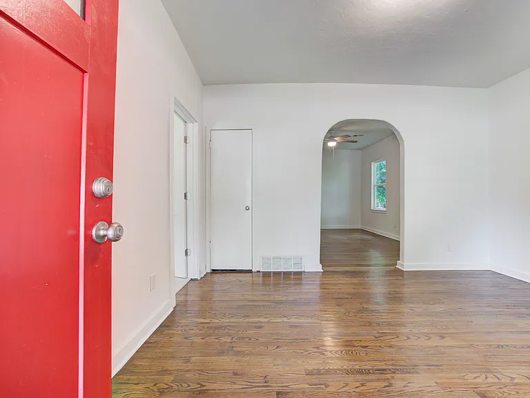 311 S Flood Ave — Photo 6