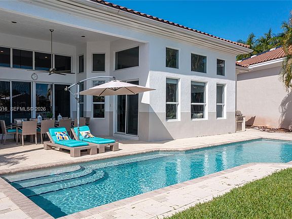 5th image of 954 Sanibel Dr