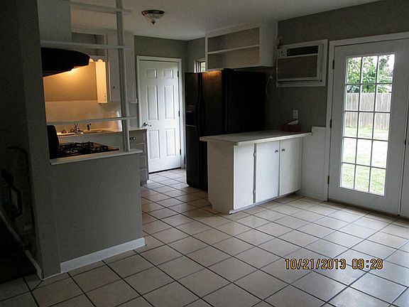 ANOTHER VIEW OF THE KITCHEN/BREAKFAST AREA.