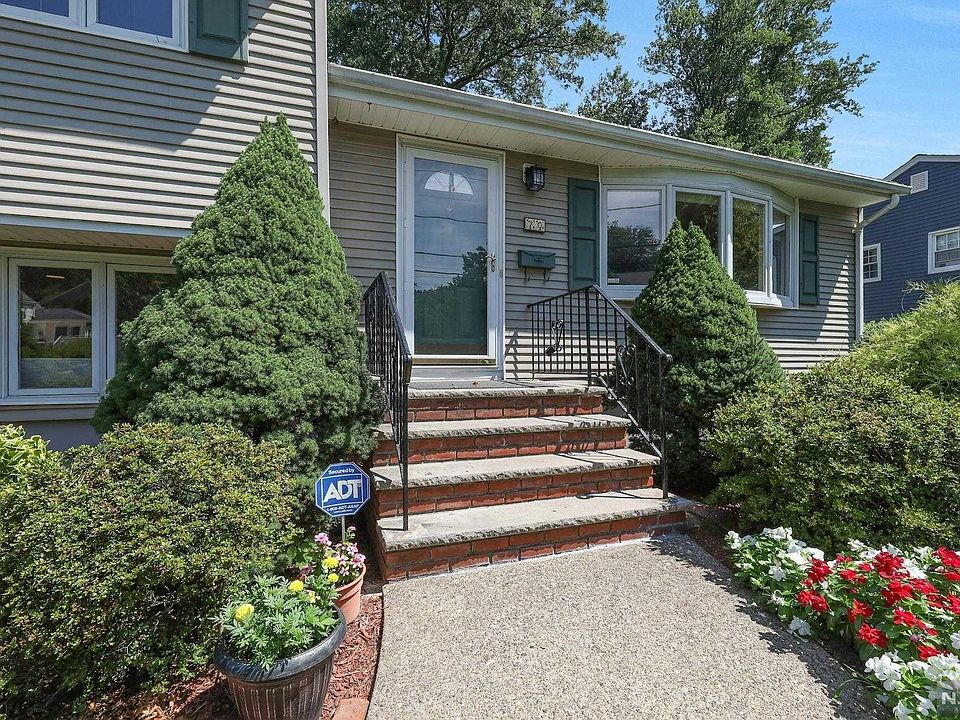 1st image of 70 Vivian Ave