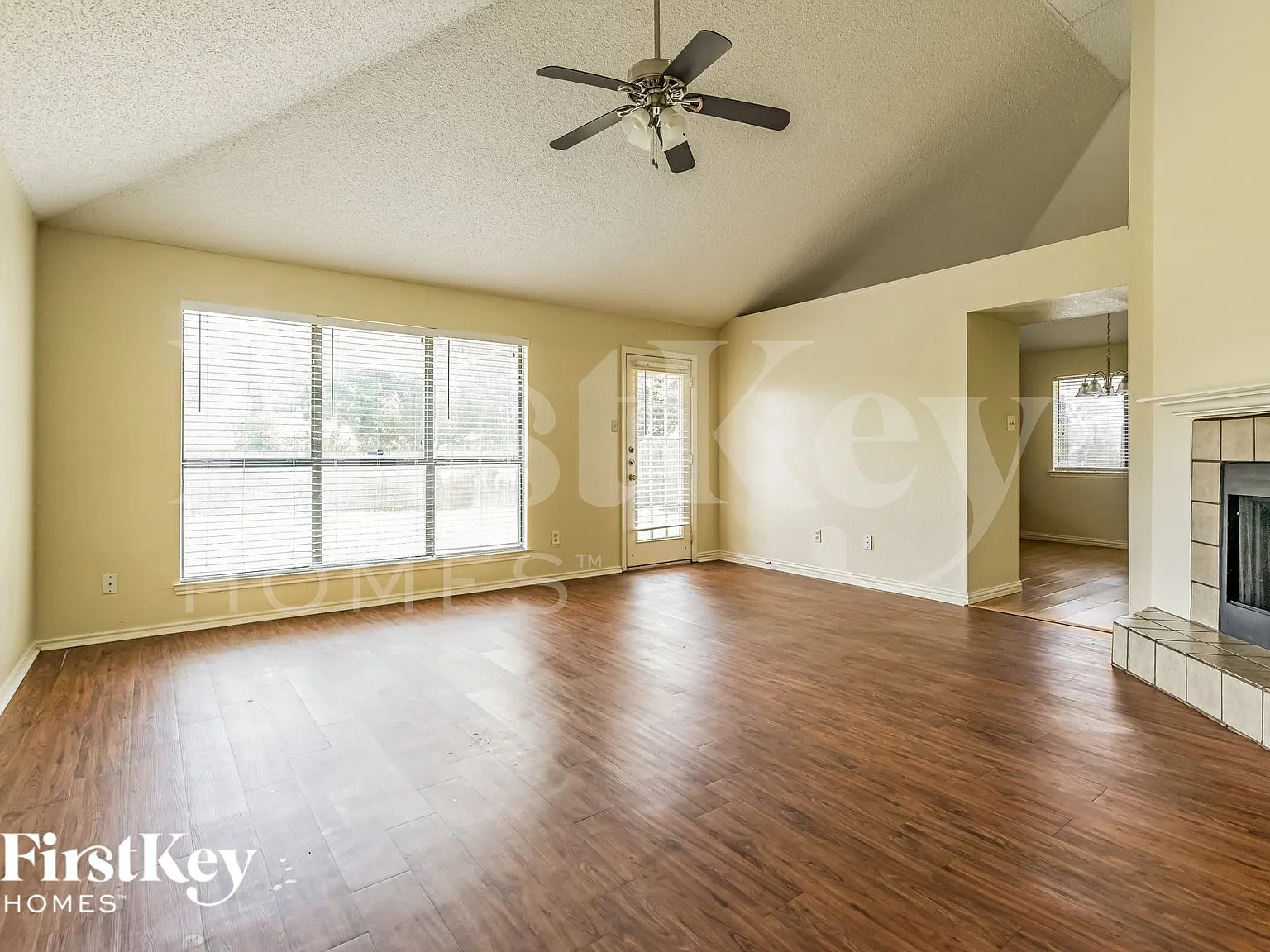 3 bed, 2.5 bath, 1397 sqft, $1,735 — Photo 3
