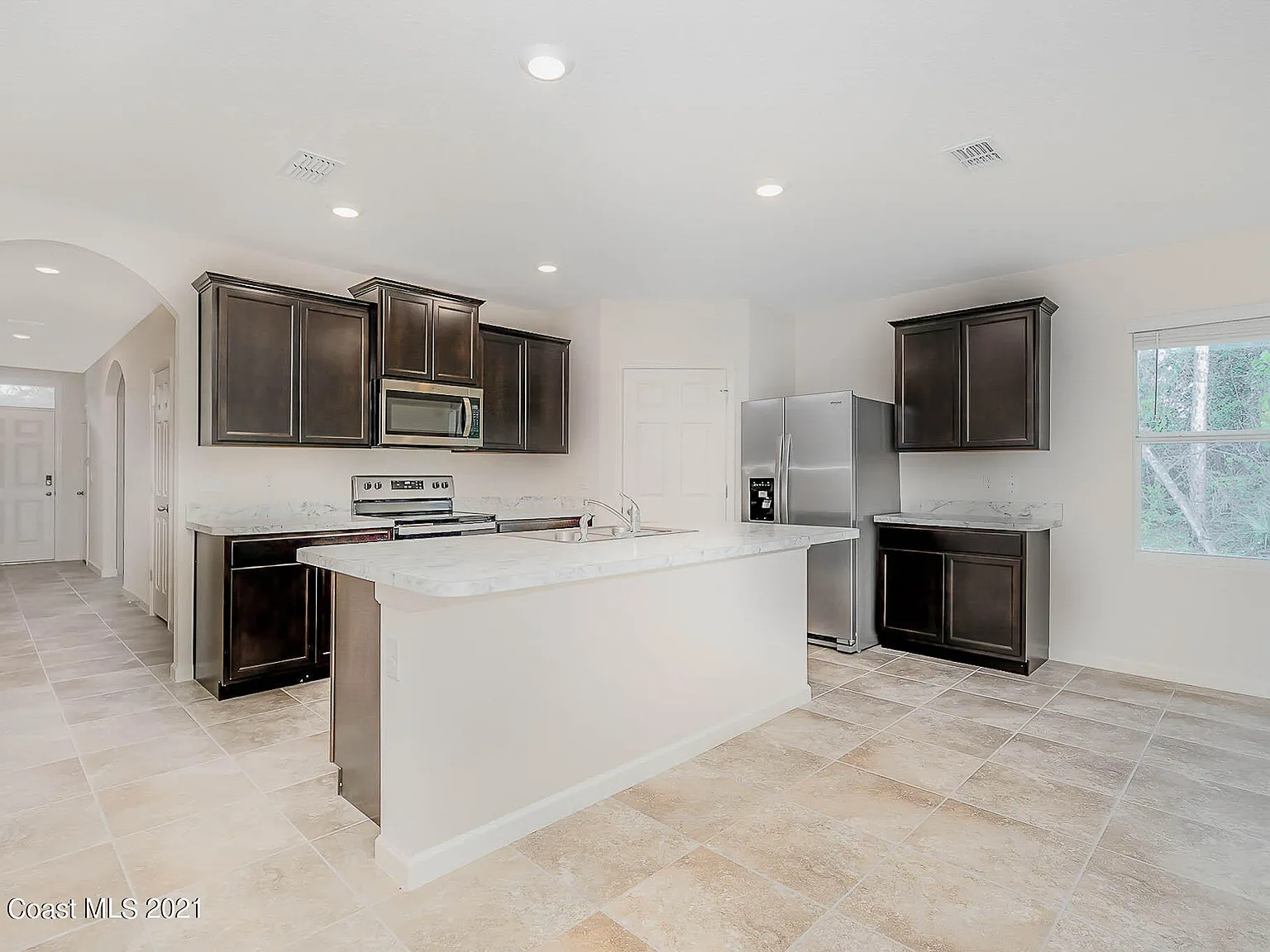 4 bed, 2.0 bath, 1908 sqft, $2,200 — Photo 2