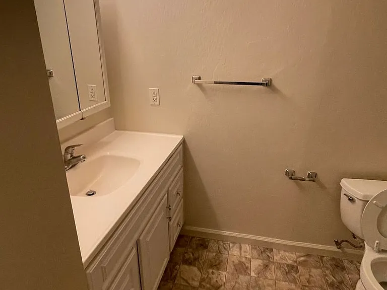 Chateau Apartments — Photo 13
