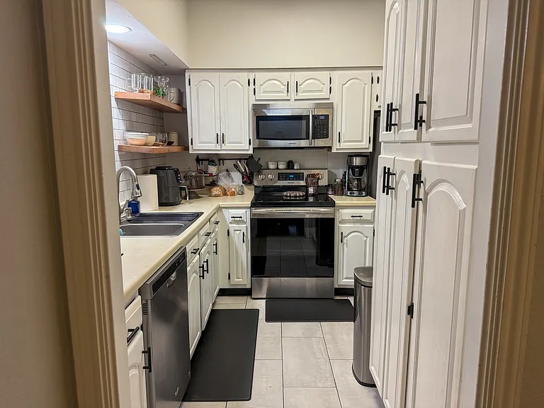 1910 Robbins Pl #302 — Photo 8