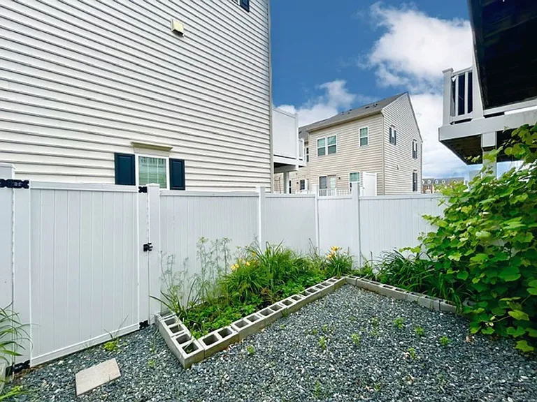 7473 Singers Way — Photo 14
