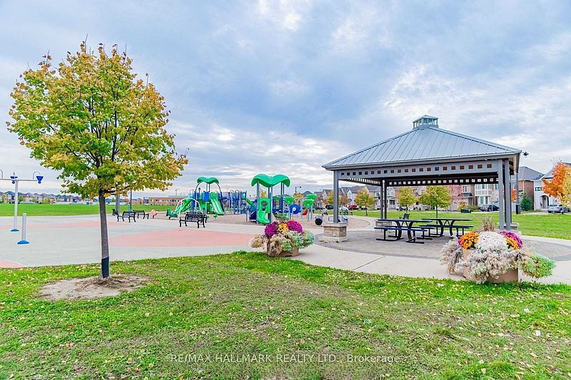Oakville Townhouse for rent - 4 Bedrooms — photo 31