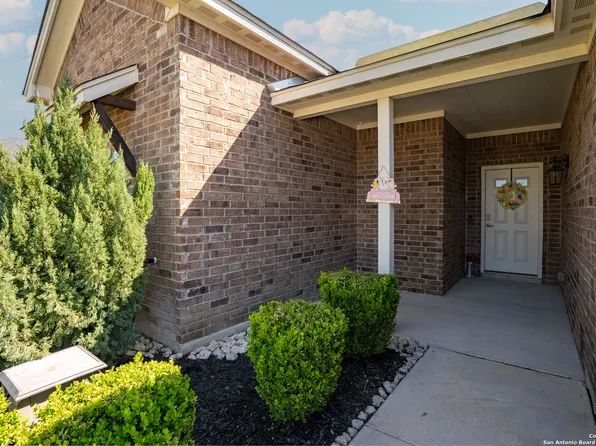 108 FAIRWAY DR, Floresville, TX 78114