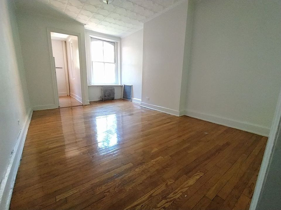 2nd image of 10 Columbia Pl #39