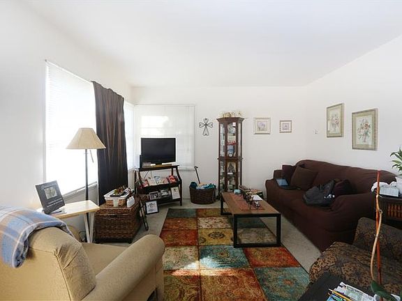 4th image of 101-103 Palm Court Dr