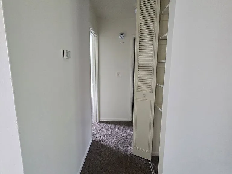 Mulford Park Apartments — Photo 19