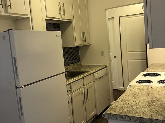 3rd image of 421 Bellevue Ave E APT 204