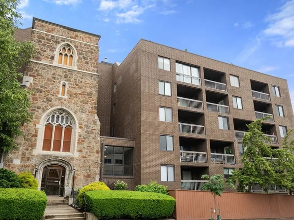 321 Harvard St APT 302, Cambridge, MA 02139