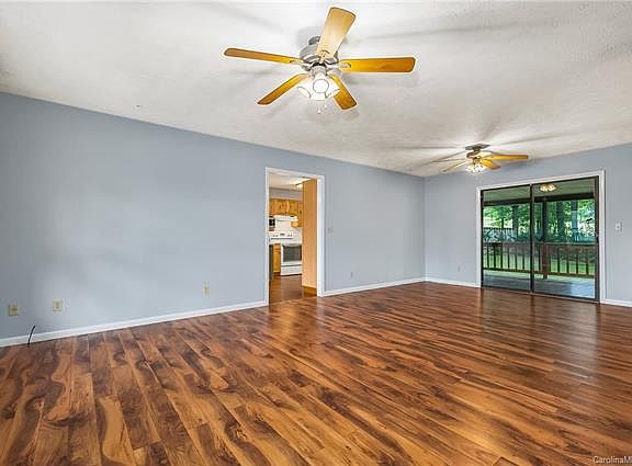3rd image of 4 E Hill Dr