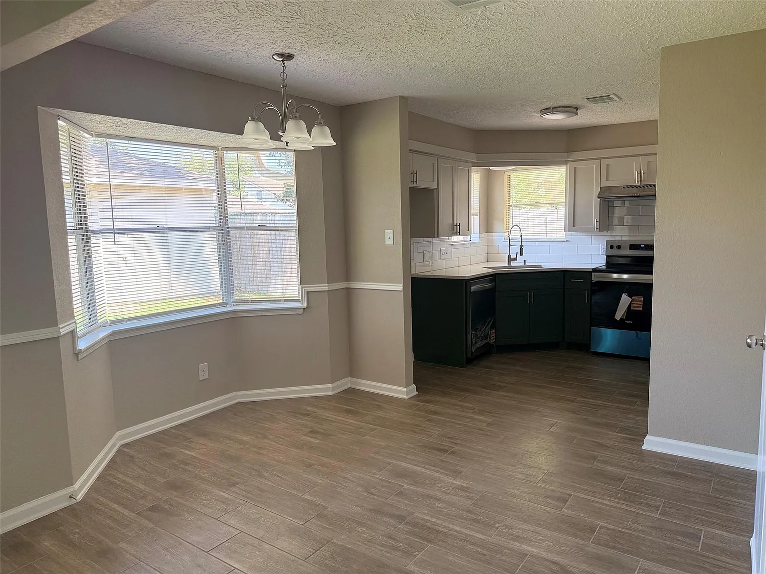 3 bed, 2.0 bath, 1403 sqft, $2,095 — Photo 2