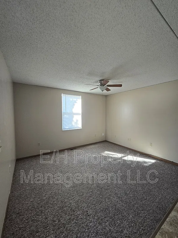 2 bed, 1.0 bath, $590 — Photo 2