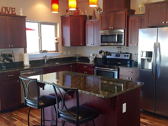 Stunning Kitchen w/Island