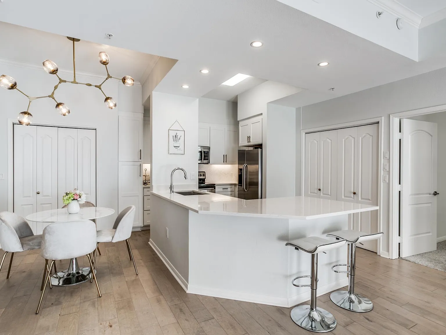 2 bed, 1154 sqft, $3,800 — Photo 2