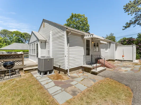4 Lawrence Ave, Hampton Bays, NY 11946