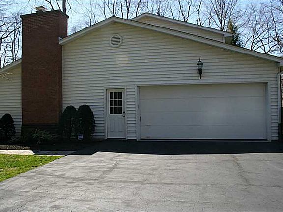 3rd image of 6693 Knollwood Dr