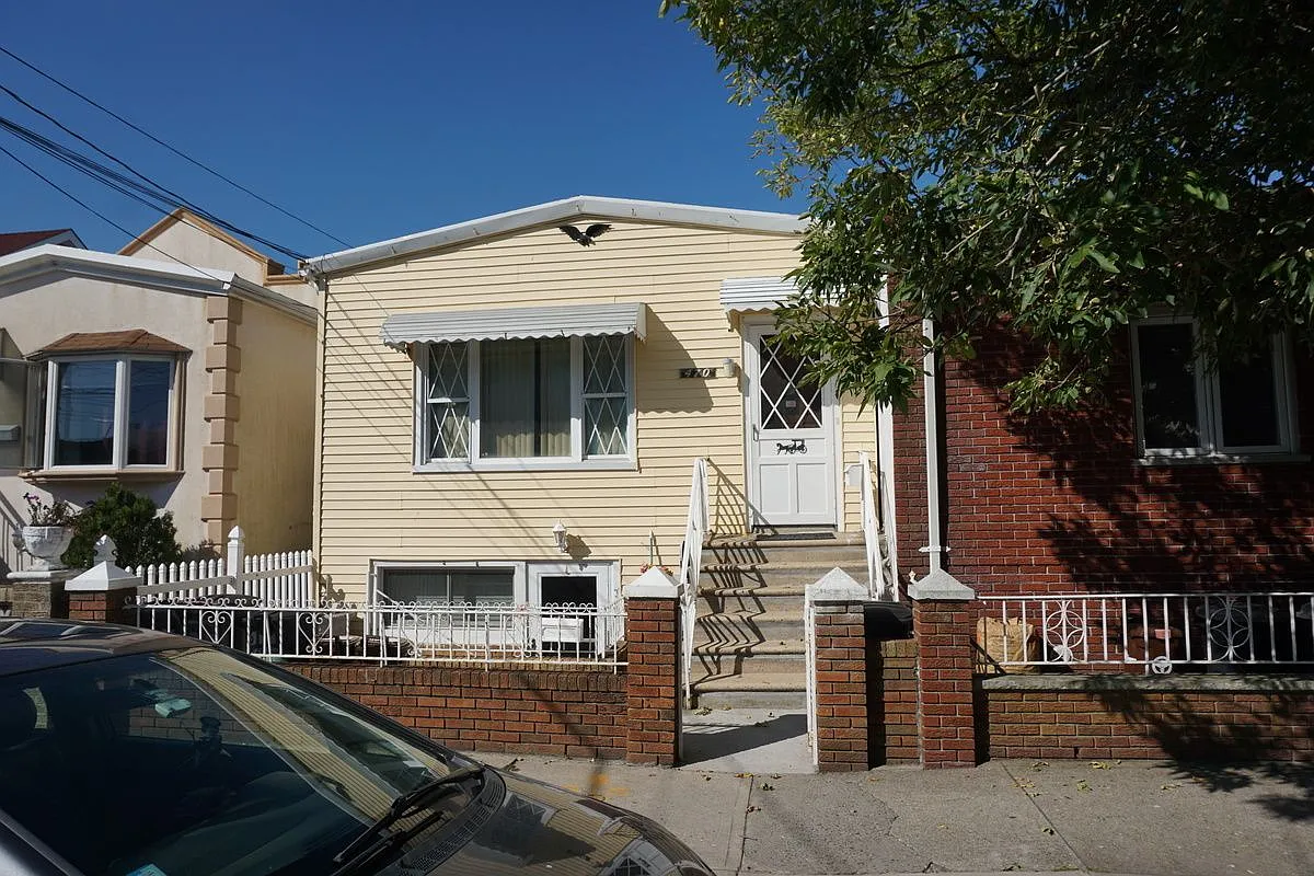 470 Lake St photo 1